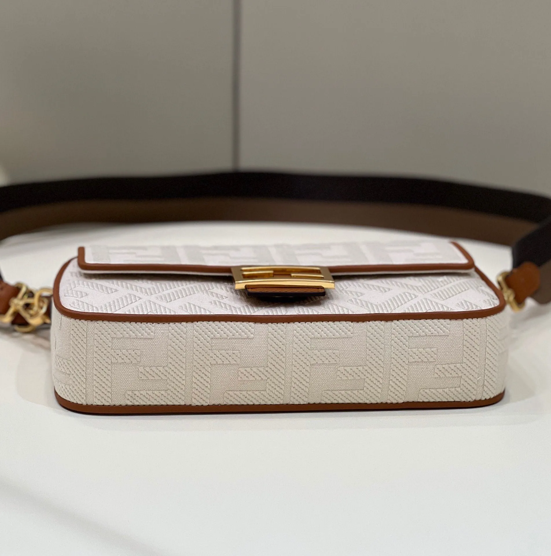 FI Baguette White For Women, Women&#8217; Handbags, Shoulder And Crossbody Bags 10.6in/27cm FF 8BR600